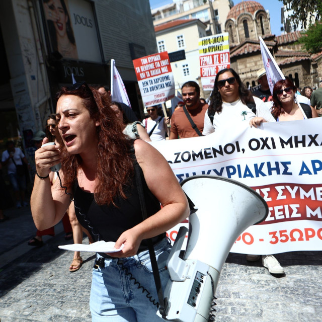 Σε εξέλιξη η πανελλαδική απεργία στο εμπόριο - Αντιδράσεις για την κυριακάτικη λειτουργία της αγοράς