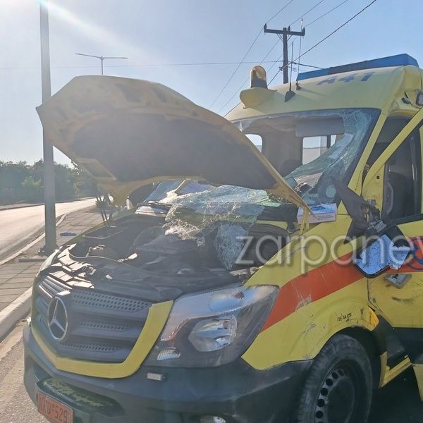 Χανιά: Η στιγμή που το ασθενοφόρο τουμπάρει μετά τη σφοδρή σύγκρουση με το αυτοκίνητο