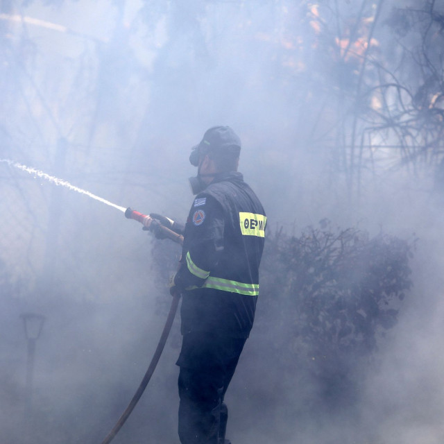Υπό έλεγχο η φωτιά στο Κορωπί - Ξεκίνησε από καμένα σκουπίδια σε καταυλισμό Ρομά