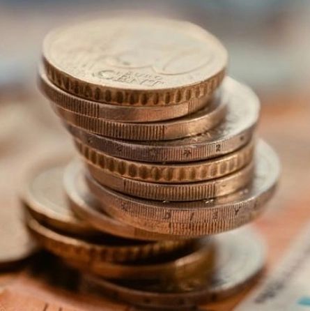 Εξωδικαστικός για χρέη από 5.000 ευρώ: Πώς θα λειτουργήσει και πώς ωφελούνται οι οφειλέτες