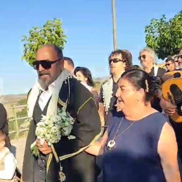 Ένας γάμος στο Ρέθυμνο βγαλμένος από την παλιά Κρήτη – Με φορεσιές, λύρες και Ξυλούρηδες στην πομπή
