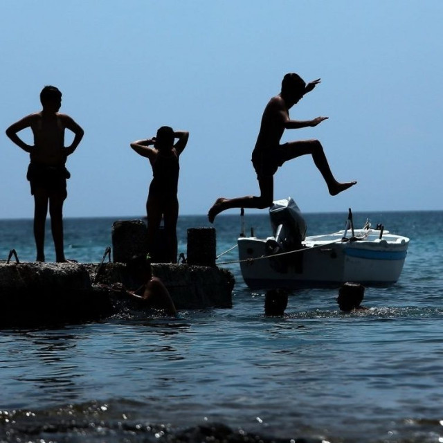 Καιρός: Σε κλοιό καύσωνα η χώρα – Σε ποιες περιοχές θα σημειωθούν 40άρια