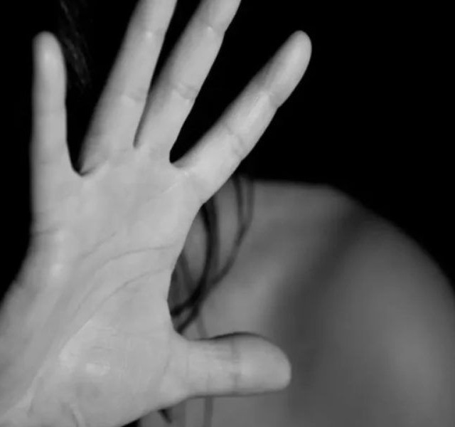 Ηράκλειο: Διαπόμπευσαν γυναίκα - Άφηναν σε οχήματα χαρτί με τα στοιχεία της