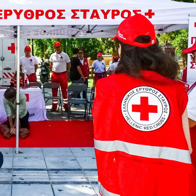 Ελληνικός Ερυθρός Σταυρός: 10 απλές οδηγίες για προστασία από τον καύσωνα