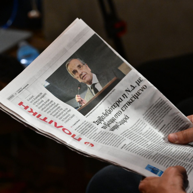 Το πολιτικό παζλ της ξαπλώστρας: Ποιοι με ποιους