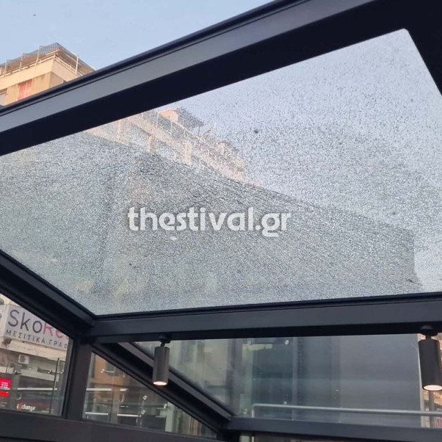 Θεσσαλονίκη: Ράγισε τζαμαρία στο Μετρό στον σταθμό Βενιζέλου - Βίντεο