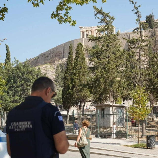 Ακρόπολη - επίθεση με μαχαίρι: Στο ΚΑΤ για επέμβαση ο άνδρας του ζεύγους των Ελληνοαμερικανών