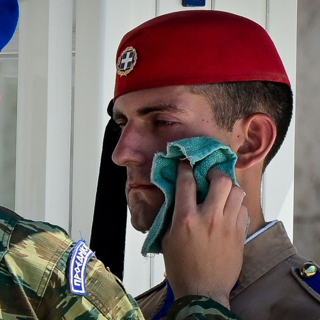 Καύσωνας στην Αθήνα: Στο καθήκον οι Εύζωνες, παρά τις ακραίες θερμοκρασίες