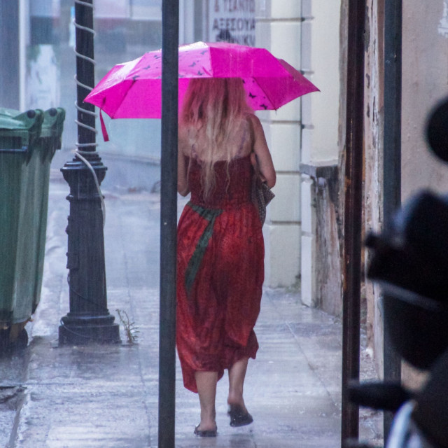 Βόλος: Ξαφνικό μπουρίνι με κεραυνούς και ισχυρούς ανέμους