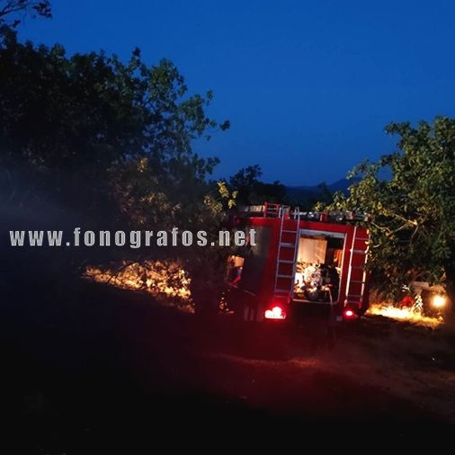 Καμένα Βούρλα: Φωτιά κοντά σε πρατήριο καυσίμων – Άμεση η επέμβαση της Πυροσβεστικής