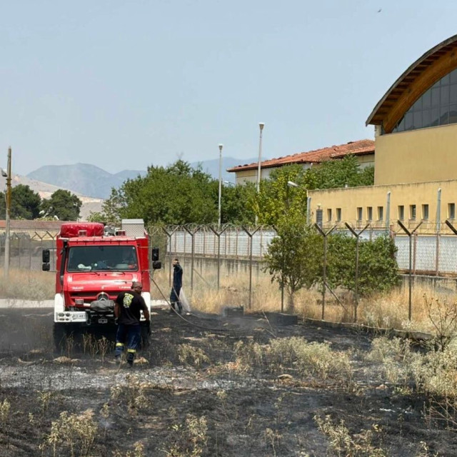 Πυρκαγιά κοντά σε στρατόπεδο στον Τύρναβο – Εξετάζονται καταγγελίες για δύο ταυτόχρονες εστίες