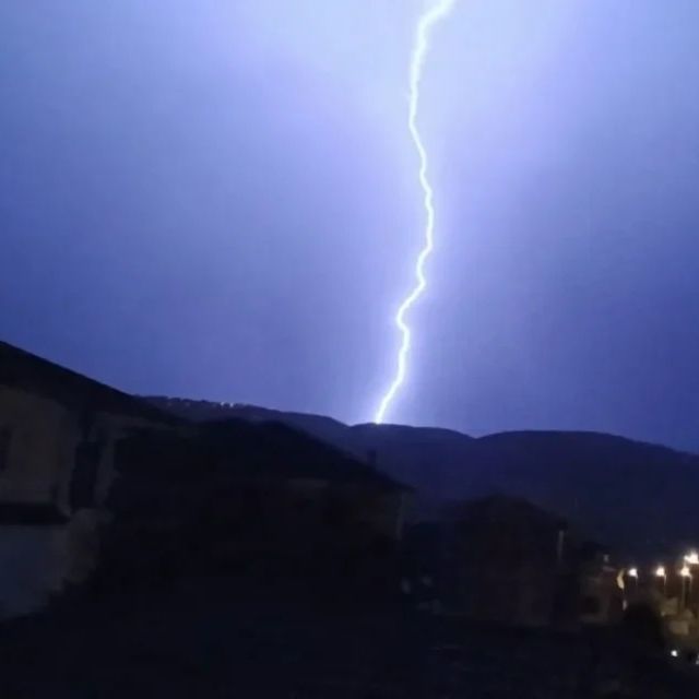 Ιωάννινα: Η νύχτα έγινε μέρα από τις αστραπές- Εντυπωσιακό θέαμα εν μέσω καύσωνα