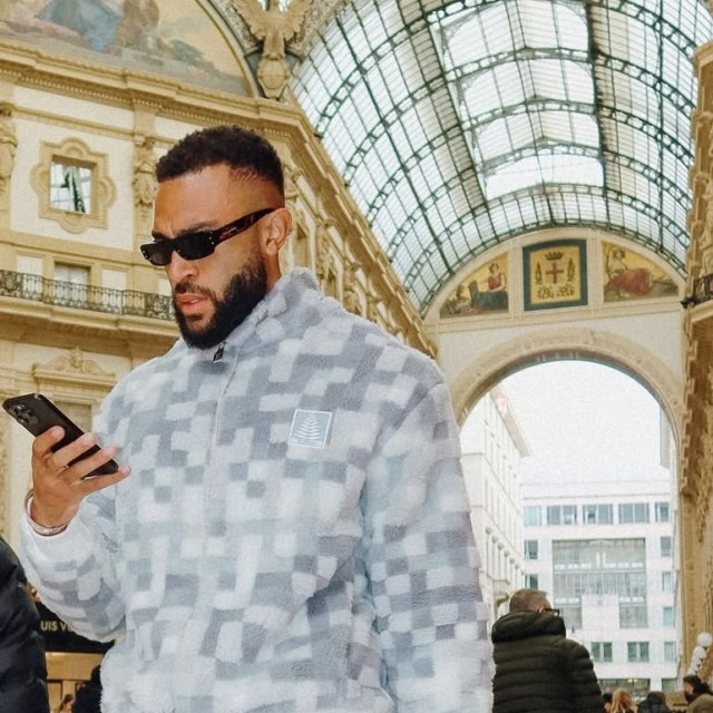 Samuel Onuha: Αυτός είναι ο influencer που φωτογραφήθηκε γυμνός μπροστά στο άγαλμα του Καραμανλή