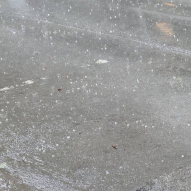 Λάρισα: Μπουρίνι και χαλαζόπτωση στον Κίσσαβο