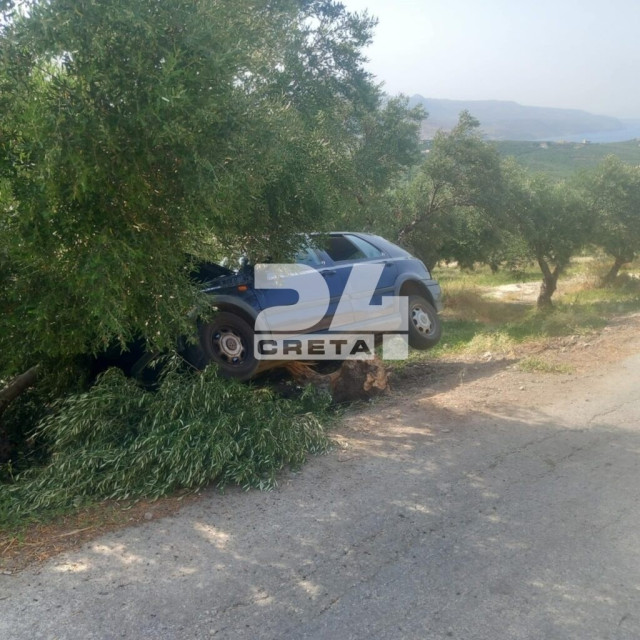 Χανιά: Σοβαρό τροχαίο στα Ποντικιανά – Αυτοκίνητο καρφώθηκε σε ελιά, εγκλωβίστηκαν δύο άτομα