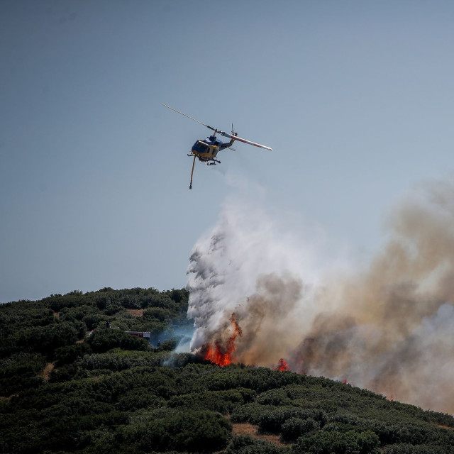 Αιτωλοακαρνανία: Φωτιά στο χωριό Πλαγιά - Στη μάχη τρία εναέρια μέσα