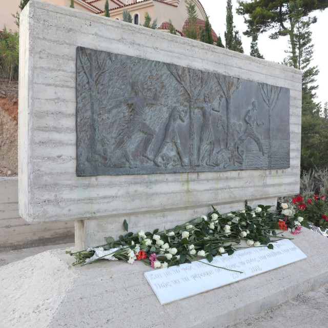 Μάτι: Ρίγη συγκίνησης στις εκδηλώσεις μνήμης για τα 104 θύματα - 8 χρόνια από την εθνική τραγωδία