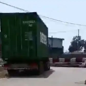Ασπρόπυργος: Φορτηγό έχασε τον έλεγχο και εισέβαλε σε πίστα καρτ
