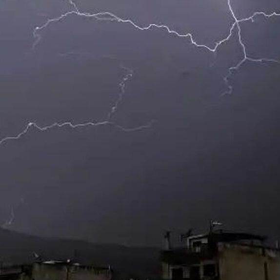 Σε εξέλιξη η σφοδρή κακοκαιρία - Πάνω από 100.000 κεραυνοί έχουν πέσει στη χώρα