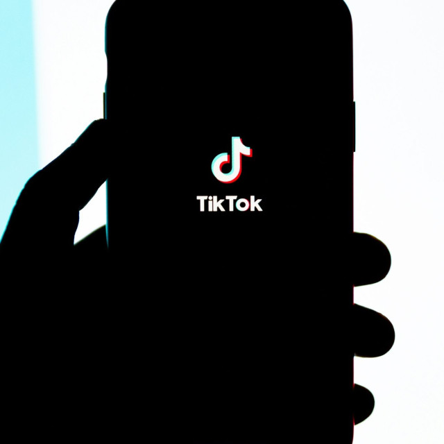 TikTok: Προειδοποιεί με υψηλά πρόστιμα η ΕΕ για τα ελλιπή μέτρα προστασίας των ανηλίκων