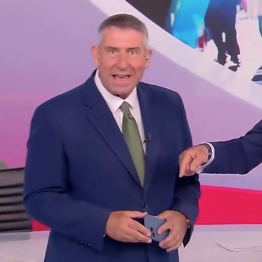 Άκης Παυλόπουλος: Με δάκρυα η τελευταία του ημέρα στον ΣΚΑΪ - Πώς χαιρέτησε κοινό και συνεργάτες