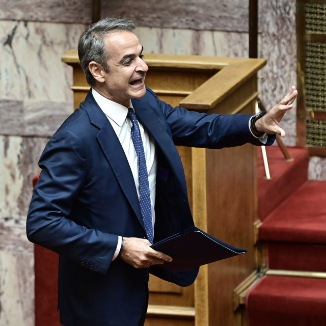Σκληρό ροκ στη Βουλή: Ο Μητσοτάκης αποδόμησε Ανδρουλάκη και Δούρου