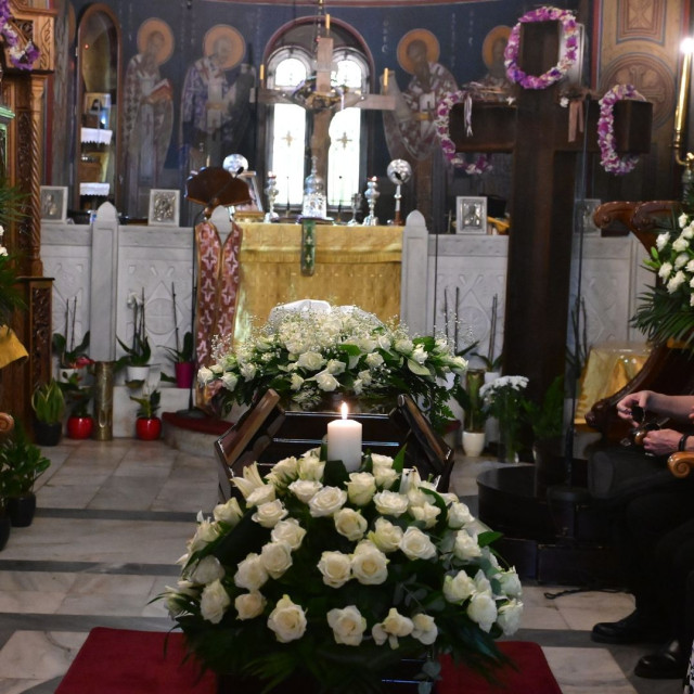 Μαίρη Λίντα: Σε κλίμα συγκίνησης το τελευταίο «αντίο» στη σπουδαία ερμηνεύτρια