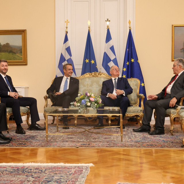 Προεδρικό Μέγαρο: Το τετ-α-τετ Μητσοτάκη με τους πολιτικούς αρχηγούς και τα τέσσερα τιμώμενα πρόσωπα