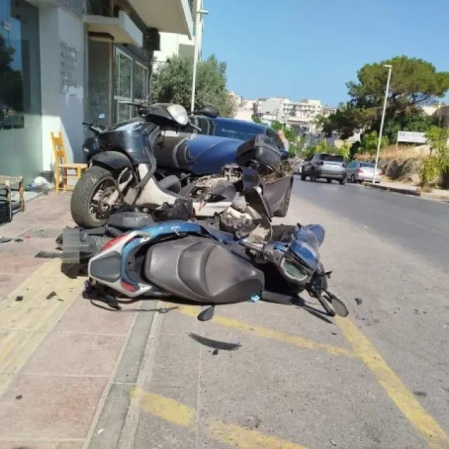 Ηράκλειο Κρήτης: Αυτοκίνητο «σάρωσε» σταθμευμένα Ι.Χ και μηχανές