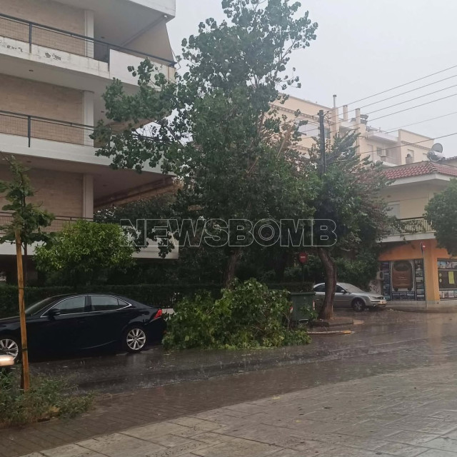 Κακοκαιρία: Εγκλωβισμένο άτομο μέσα σε ταξί στο Ίλιον - Έπεσε δέντρο πάνω στο όχημα