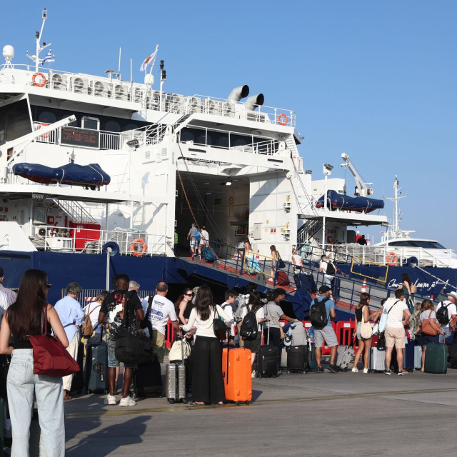 «Κόκκινο» χτυπά η έξοδος των αδειούχων: Πάνω από 110.000 ταξιδιώτες στα λιμάνια της Αττικής