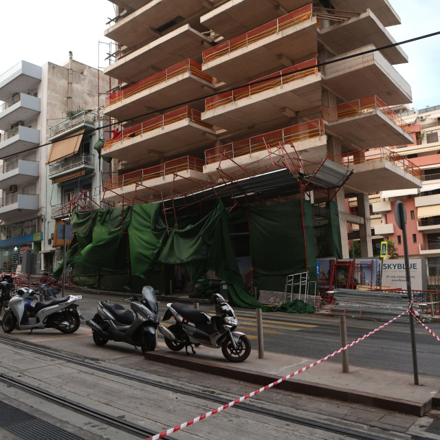 Κακοκαιρία Πειραιάς: Η στιγμή της κατάρρευσης της σκαλωσιάς στη Γρηγορίου Λαμπράκη