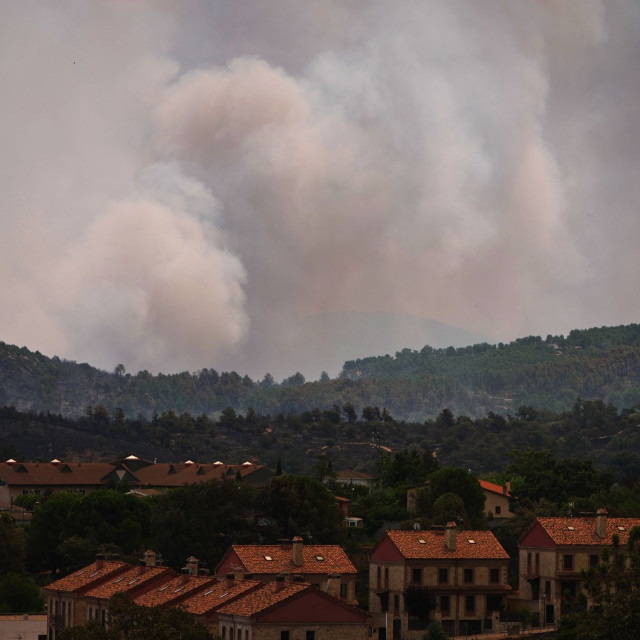 Φωτιά στην Ισπανία: Ένας νεκρός στη Βαλένθια - Ο Σάντσεθ προειδοποιεί για «δύσκολες ώρες μπροστά»