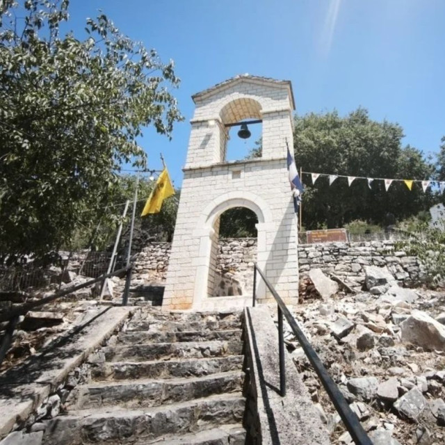 Άρτα: Το άγνωστο προσκύνημα στη «δρακότρυπα» της Αγίας Παρασκευής που στάζει νερό 2 μέρες τον χρόνο