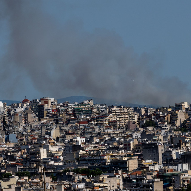 Φωτιά τώρα στην Πυλαία Θεσσαλονίκης - Ήχησε το 112 για εκκένωση, καίει κοντά σε σπίτια
