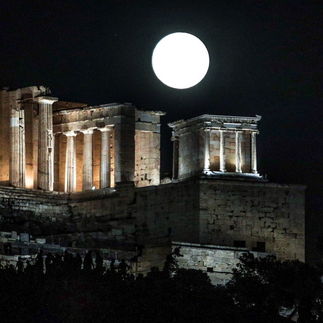 Πανσέληνος Αυγούστου: Οι εκδηλώσεις για να θαυμάσετε το πιο λαμπρό φεγγάρι του έτους