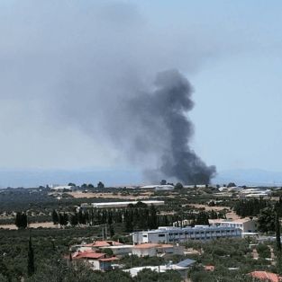 Εξαμίλια Κορινθίας: Έκρηξη και μεγάλη φωτιά σε εργοστάσιο