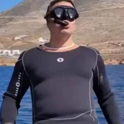 Ο Κικίλιας έβαλε στολή δύτη και έκανε κατάδυση σε παραλία της Αμοργού