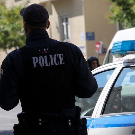 Βόλος: Πιάστηκαν στα χέρια στην Ερμού και ο ένας έβγαλε μπαλτά