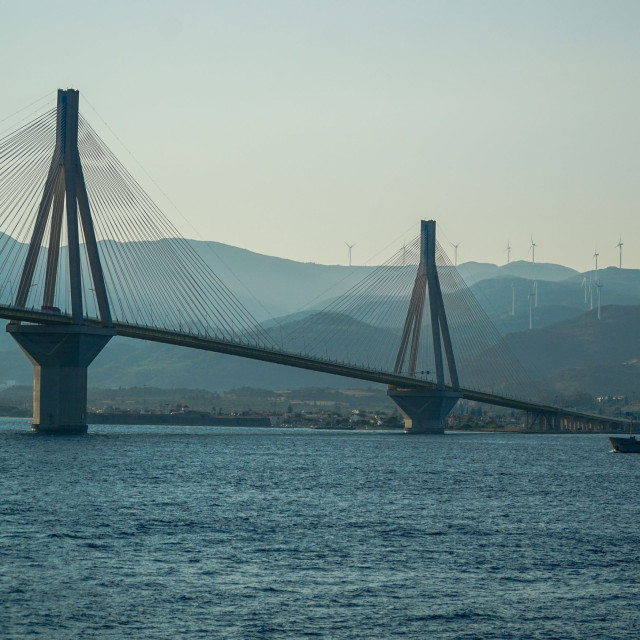 Πανικός στη γέφυρα Ρίου - Αντιρρίου: Όχημα άρπαξε φωτιά