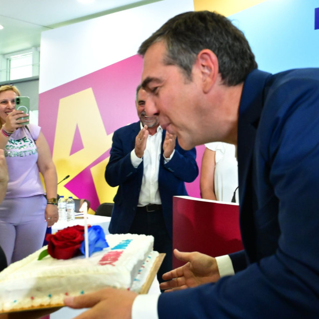 Έκπληξη στον Αλέξη Τσίπρα για τα γενέθλιά του - Η τούρτα που εμφανίστηκε μετά την εκδήλωση