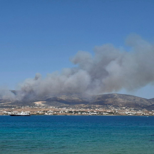 Φωτιά στην Πάρο: 14 εναέρια μέσα στη μάχη με τις φλόγες, εκκενώσεις οικισμών
