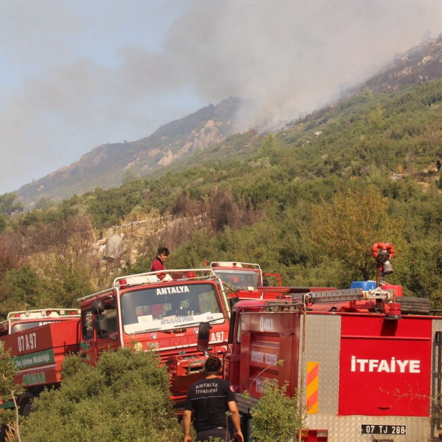 Μεγάλη φωτιά και στην Αττάλεια της Τουρκίας - Εξαπλώνεται λόγω ανέμου - Βίντεο