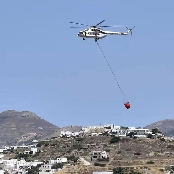 Φωτιά στην Πάρο: Εκκενώνονται 4 περιοχές – Επιχειρούν εναέρια μέσα
