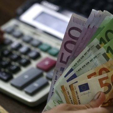 «Δεν τα έστειλε κάτα λάθος, έκανε δήλωση δωρεάς»: Τι απαντά η ΑΑΔΕ για την ακούσια μεταφορά €51.801