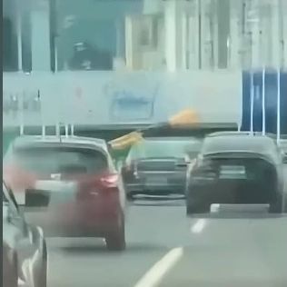 Τύχη βουνό: Η απίστευτη στιγμή που σιδερένια δοκός καρφώνεται σε αυτοκίνητο