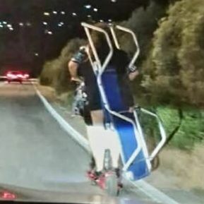 Απίστευτο περιστατικό στην Εύβοια: Μετέφεραν ξαπλώστρα πάνω σε δικάβαλο ηλεκτρικο πατίνι