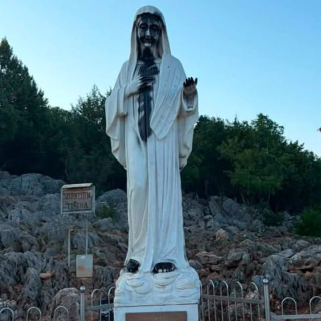 Βοσνία: Πυρπόλησαν βωμό, βανδάλισαν το άγαλμα της Παναγίας του Μετζουγκόριε