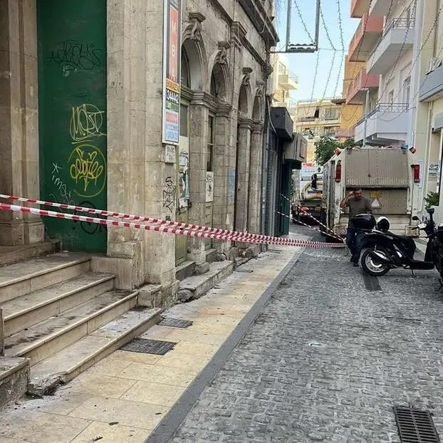 Ηράκλειο: Αποκολλήθηκαν κομμάτια από ιστορικό κτήριο στο κέντρο της πόλης - Αποκλείστηκε ο χώρος