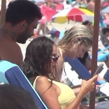 Ρία Ελληνίδου στη Μύκονο: Με κίτρινο μπικίνι στο Καλό Λιβάδι για βουτιές